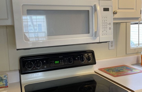 Parker House | Steps to East St. Andrews Bay, Tyndall main gate just 3 miles away. Boat dock