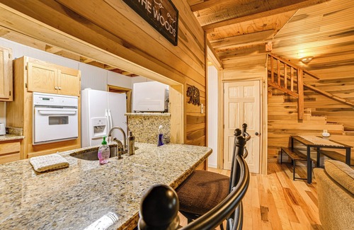 Waverly Cabin | Steps to Kentucky Lake: Cozy Cabin w/Deck!