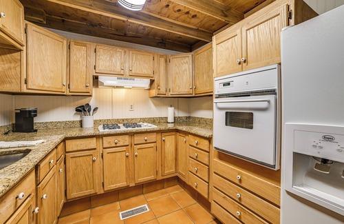 Waverly Cabin | Steps to Kentucky Lake: Cozy Cabin w/Deck!