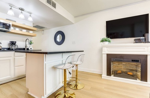 Myrtle Beach Condo | Steps to Ocean: Myrtle Beach Condo w/Balcony!