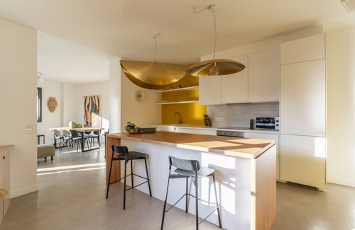 Avignon City Centre Apartment | Steps to Papal Palace — 2 luxury suites AC terrace reserved underground parking