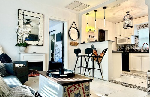 Safety Harbor Condo | Steps to Restaurants & Main Street. Pet friendly