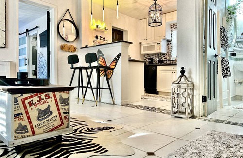 Safety Harbor Condo | Steps to Restaurants & Main Street. Pet friendly