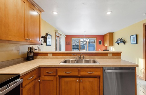 Ashwaubenon House | Steps to Stadium-5 bedroom house in Green Bay walkable to football entertainment