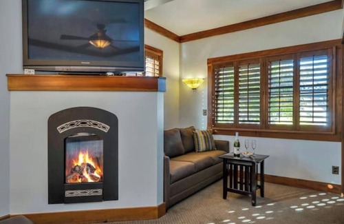 Calistoga Hotel | Steps to Tasting Rooms! Romantic Wine Country Escape w/Jetted Tub and Fireplace
