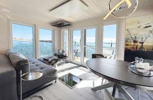 Heiligenhafen House | STERN-V-Stern-Hausboot