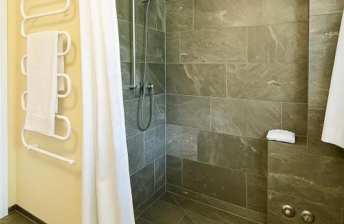 Vals Apartment | Stilvolle Dachwohnung für 4 im Thermenort Vals