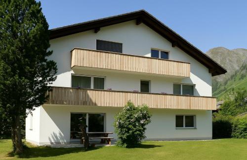 Vals Apartment | Stilvolle Dachwohnung für 4 im Thermenort Vals