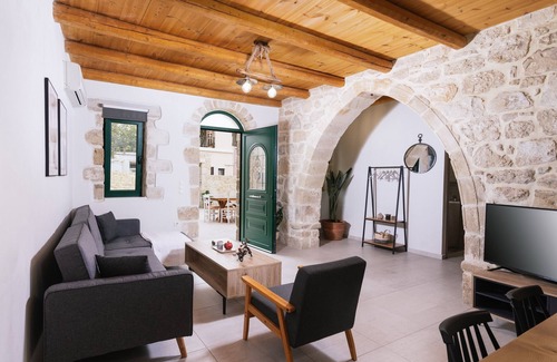 Petrokefalion House | Stone house with style