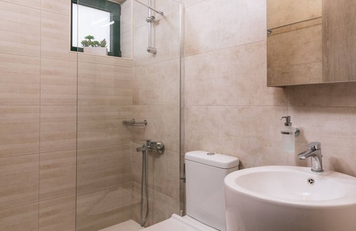 Petrokefalion House | Stone house with style