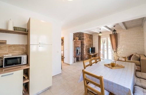 Privlaka Villa | Stone villa with pool, sandy beach and barbecue - TRAVELER Reiseburo Krk - ID 2170