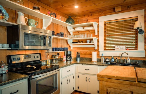 Hendersonville Cabin | Stoneledge Cabin:Romantic Log Cabin, Hot Tub, Creek, Stone Fireplace, WiFi, ROKU