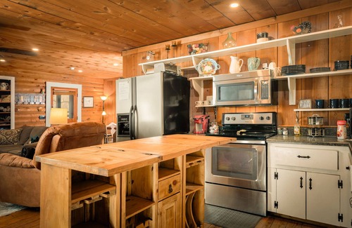 Hendersonville Cabin | Stoneledge Cabin:Romantic Log Cabin, Hot Tub, Creek, Stone Fireplace, WiFi, ROKU