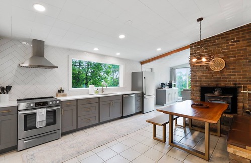 New Market Cabin | Storybook Lodge: Hot tub. 75 inch TV. Near Luray