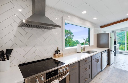 New Market Cabin | Storybook Lodge: Hot tub. 75 inch TV. Near Luray