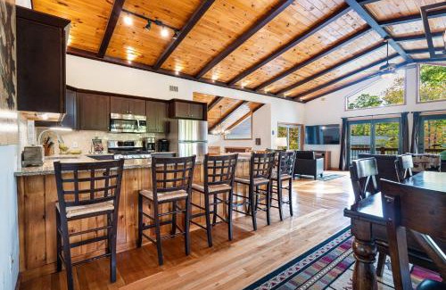 Jackson House | Strasse Ski Chalet Hot Tub Dog-Friendly Skiing