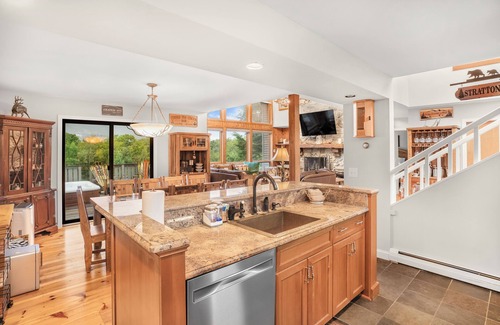 Stratton Mountain House | Stratton 4BR 3 Bath Hot Tub, Game Room, Direct Mountain View Sleeps10 ON SHUTTLE