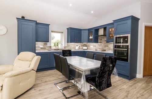 Congresbury Cottage | STRAWBERRY STABLES, with a garden in Congresbury