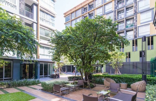 Khlong Toei Condo | street foods right in front of the place/ 2 Units Apartment for 6 PPL