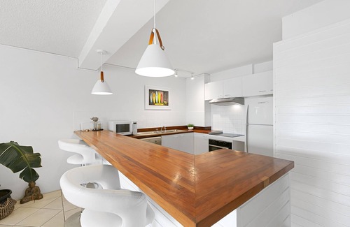 Noosa Heads Apartment | Stroll to Noosa Main Beach and Hastings St. Dog friendly.