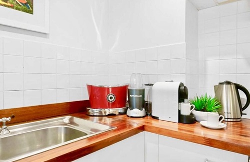 Noosa Heads Apartment | Stroll to Noosa Main Beach and Hastings St. Dog friendly.