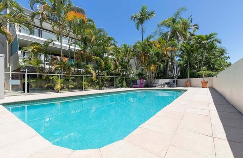 Noosa Heads Apartment | Stroll to Noosa Main Beach and Hastings St. Dog friendly.