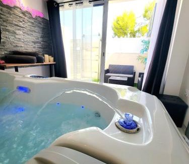 Juvignac Apartment | Studio élégant l'orchidée Jacuzzi en intérieur toute l'année