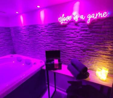 Juvignac Apartment | Studio élégant l'orchidée Jacuzzi en intérieur toute l'année