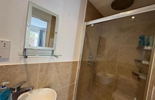 Staines Apartment | Studio-2 Staines,Heathrow, London-own entrance