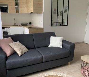 Cergy Apartment | Studio 30m2 - Au pied de la Gare - PARKING
