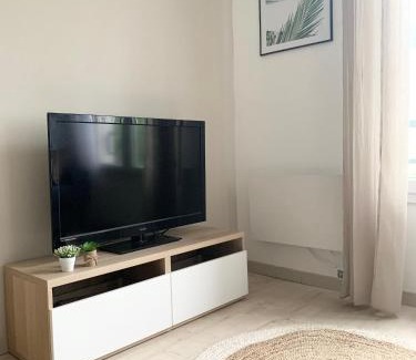 Cergy Apartment | Studio 30m2 - Au pied de la Gare - PARKING