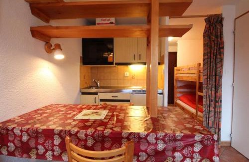 Les Carroz-d'Araches Apartment | Studio 4 pers, centre village d'Arâches, balcon ouest, proche pistes et commodités - FR-1-572-137