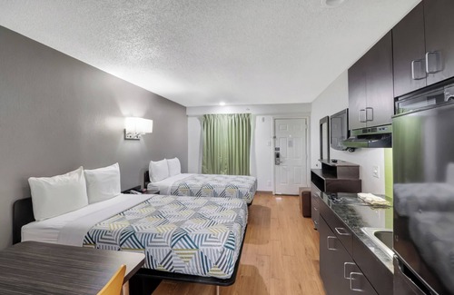 Bryan Hotel | Studio 6 Bryan, TX - University Area