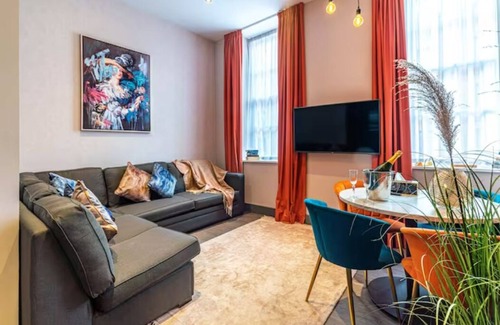 Chinatown Apartment | Studio Apartment 105 (Sleeps 4) - minutes from L1 and all major attractions