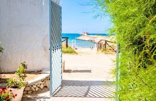 Chiesiola Apartment | Studio Apartment 'Baia Falcone-Villetta Mare 103' with Sea View, Wi-Fi and Air Conditioning