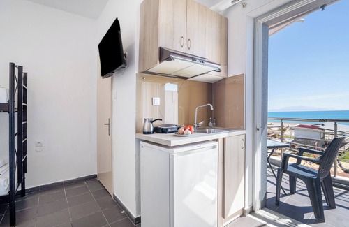 Pidima Kyras Apartment | Studio Apartment 'Iguana 10' with Shared Pool, Wi-Fi and Air Conditioning