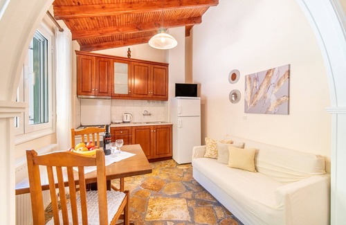 Dafnata Apartment | Studio Apartment 'Pavlos Sofia Studio' with Mountain View, Garden & Terrace