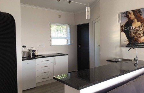 Mountainside Apartment | Studio apartment with sea view and direct view of Table Mountain