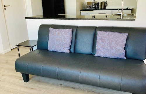 Mountainside Apartment | Studio apartment with sea view and direct view of Table Mountain