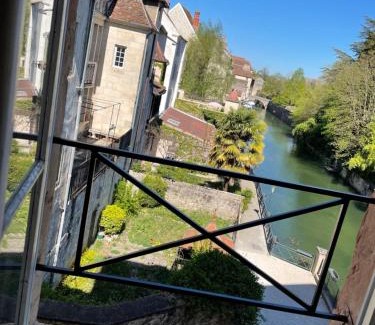 Dole Apartment | Studio au Moulin " La Plage " Vue unique sur la Petite Venise