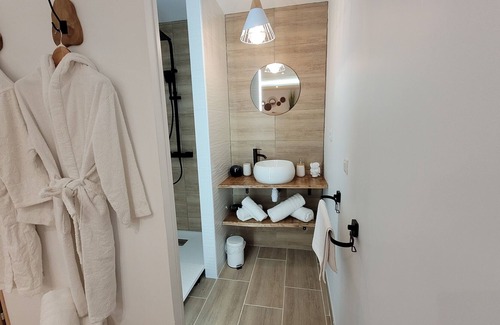 La Bassee Apartment | Studio Avec spa Privatif Tout Confort à L'abri des Regards