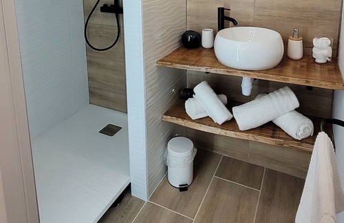 La Bassee Apartment | Studio Avec spa Privatif Tout Confort à L'abri des Regards