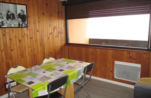 Besse-et-Saint-Anastaise Apartment | Studio chaleureux avec balcon au cœur de Super Besse - FR-1-814-9