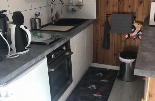 Besse-et-Saint-Anastaise Apartment | Studio chaleureux avec balcon au cœur de Super Besse - FR-1-814-9