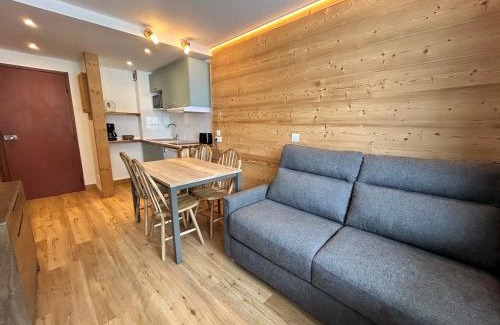 Val Claret Apartment | Studio cabine rénové, pied des pistes, balcon ensoleillé - FR-1-502-577