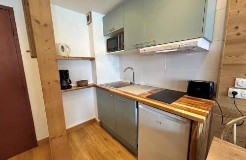 Val Claret Apartment | Studio cabine rénové, pied des pistes, balcon ensoleillé - FR-1-502-577