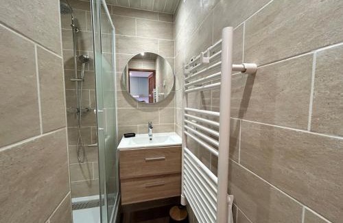 Val Claret Apartment | Studio cabine rénové, pied des pistes, balcon ensoleillé - FR-1-502-577