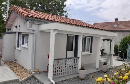 Vendat Apartment | Studio champêtre avec piscine partagée et Wifi près de Vichy - FR-1-489-230