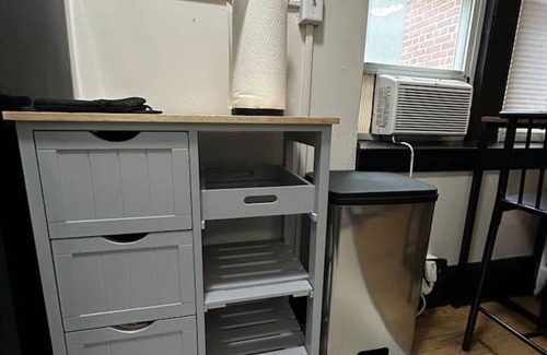 Dwight Apartment | Studio City Stay in the heart of Downtown New Haven, commutable and walkable to Yale and Yale hospital.