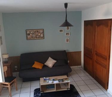 Sedan Apartment | Studio cosy à Sedan avec jardin clôturé de 22 m²